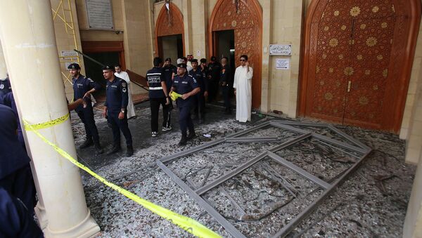 Kuwaiti security forces gather outside the Shiite Al-Imam al-Sadeq mosque after it was targeted by a suicide bombing during Friday prayers on June 26, 2015, in Kuwait City - Sputnik Afrique