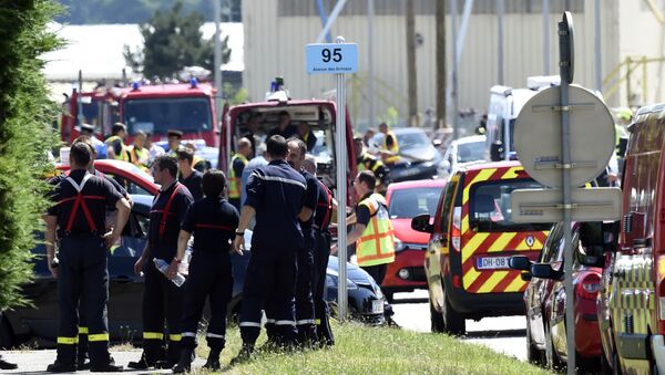 French police and firefighters gather at the entrance of the Air Products company in Saint-Quentin-Fallavier, near Lyon, central eastern France, on June 26, 2015 - Sputnik Afrique