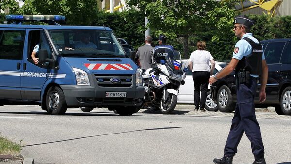 A French Gendarme blocks the access road to the Saint-Quentin-Fallavier industrial area, near Lyon, France, June 26, 2015 - Sputnik Afrique