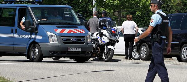 A French Gendarme blocks the access road to the Saint-Quentin-Fallavier industrial area, near Lyon, France, June 26, 2015 - Sputnik Afrique