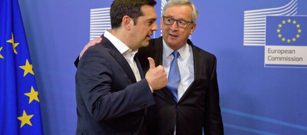 Greek Prime Minister Alexis Tsipras, left, speaks with European Commission President Jean-Claude Juncker as he arrives for a meeting prior to an EU summit at EU headquarters in Brussels - Sputnik Afrique
