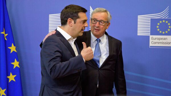 Greek Prime Minister Alexis Tsipras, left, speaks with European Commission President Jean-Claude Juncker as he arrives for a meeting prior to an EU summit at EU headquarters in Brussels - Sputnik Afrique