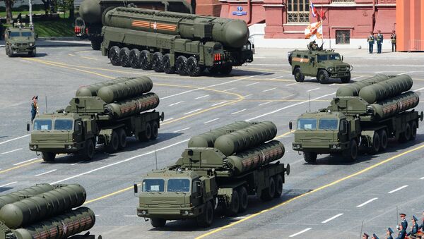 S-400 Triumph/SA-21 Growler medium-range and long-range surface-to-air missile systems at the military parade - Sputnik Afrique