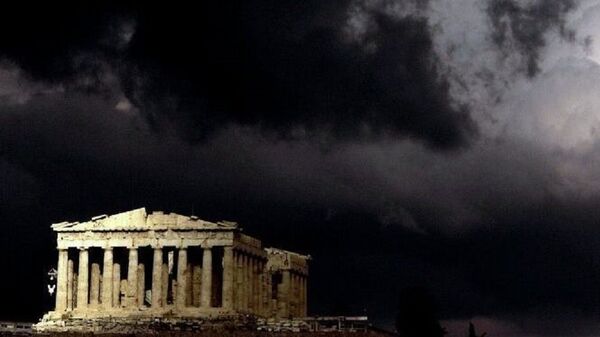 Dark clouds pass over a semi-sunlit Parthenon temple atop the ancient Acropolis Hill in Athens - Sputnik Afrique