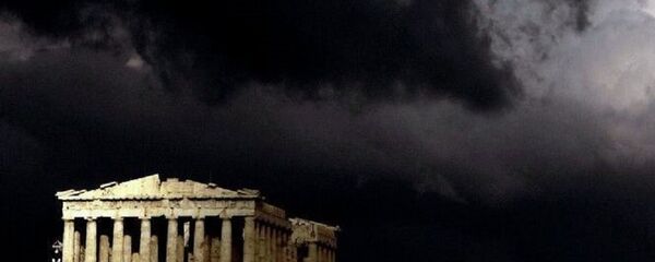 Dark clouds pass over a semi-sunlit Parthenon temple atop the ancient Acropolis Hill in Athens - Sputnik Afrique