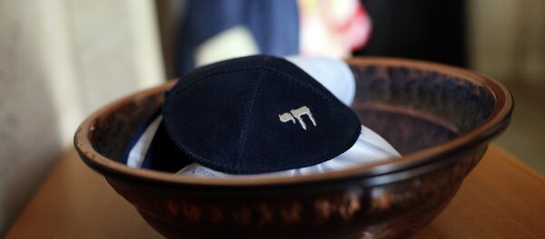 In this photo taken on Tuesday, May 5, 2015, few Jewish yarmulkes rest in a bowl at the entrance of the Jewish synagogue in Lisbon. - Sputnik Afrique