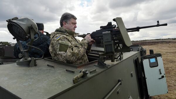 Ukrainian President Petro Poroshenko examines a British-made Saxon armored personnel carrier with a Ukrainian weapon system while visiting a military base outside Kiev on April 4, 2015 - Sputnik Afrique
