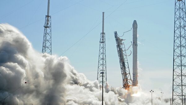 Space X's Falcon 9 rocket lifts off from space launch complex 40 on April 14, 2015 at Cape Canaveral, Florida with a Dragon CRS6 spacecraft - Sputnik Afrique