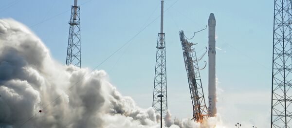 Space X's Falcon 9 rocket lifts off from space launch complex 40 on April 14, 2015 at Cape Canaveral, Florida with a Dragon CRS6 spacecraft - Sputnik Afrique