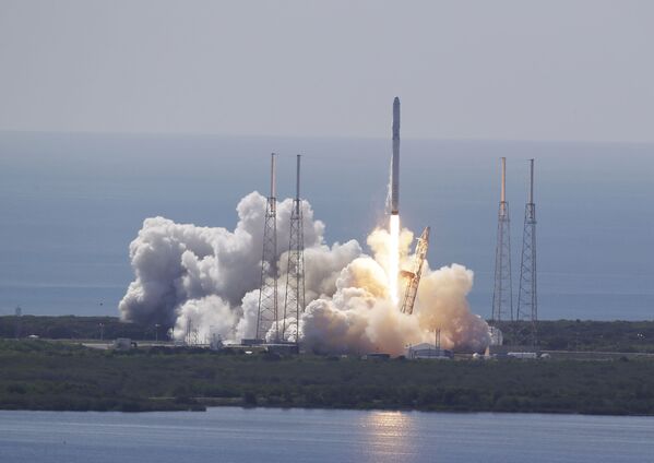 La fusée américaine Falcon 9 explose peu après le décollage - Sputnik Afrique