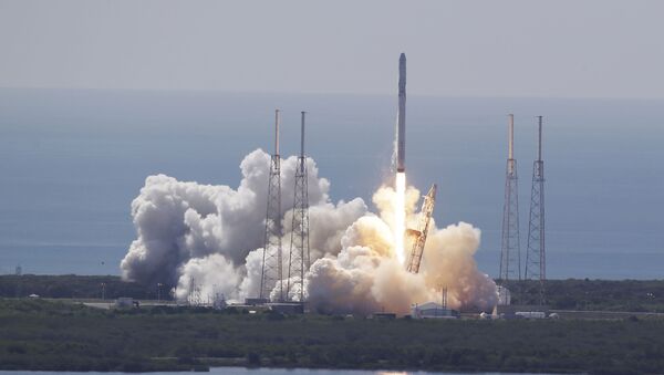La fusée américaine Falcon 9 explose peu après le décollage - Sputnik Afrique