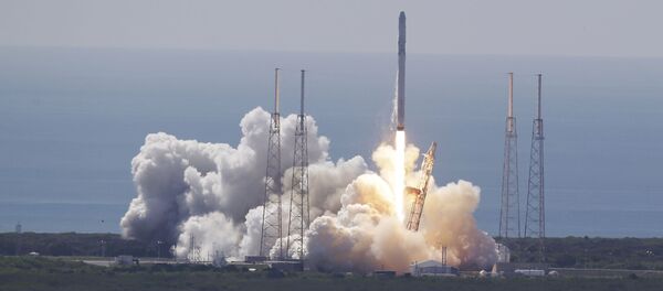 La fusée américaine Falcon 9 explose peu après le décollage - Sputnik Afrique
