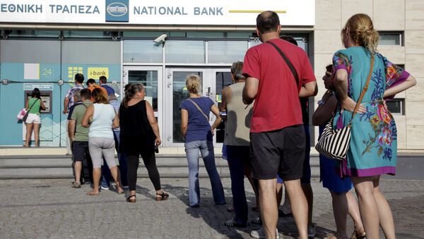 People line up to withdraw cash from an automated teller machine (ATM) outside a National Bank branch in Iraklio on the island of Crete, Greece - Sputnik Afrique