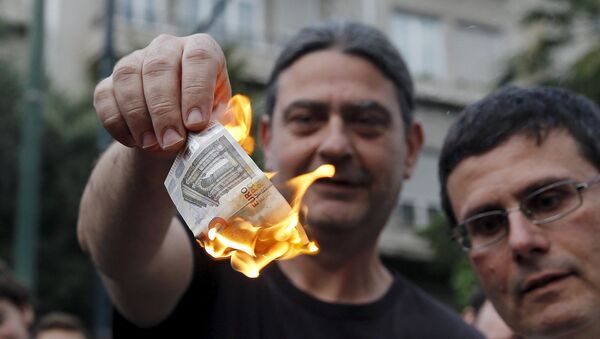 Мужчина сжигает евро-банкноту во время акции протеста против ЕС в Греции - Sputnik Afrique