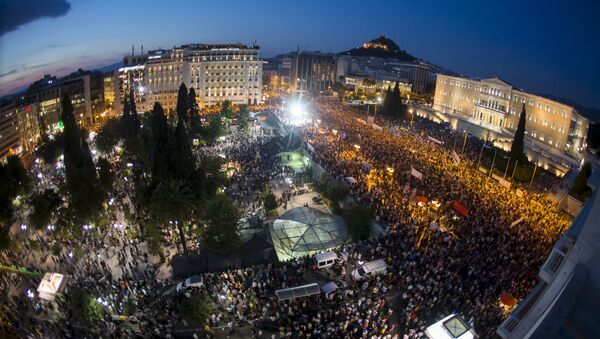 Protesters attend an anti-austerity rally in front of the parliament building in Athens, Greece, June 29, 2015 - Sputnik Afrique