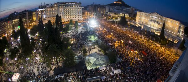 Protesters attend an anti-austerity rally in front of the parliament building in Athens, Greece, June 29, 2015 - Sputnik Afrique
