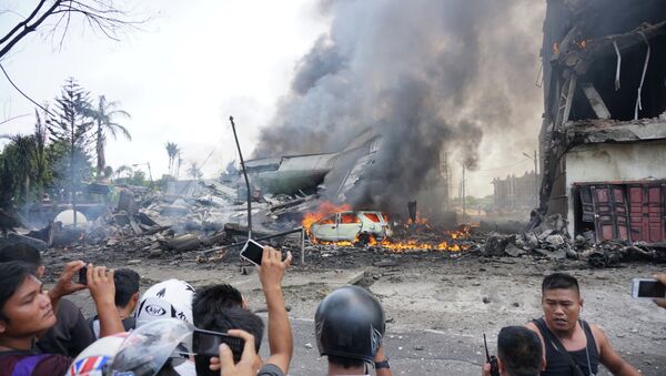People look at a military plan crash in Medan - Sputnik Afrique