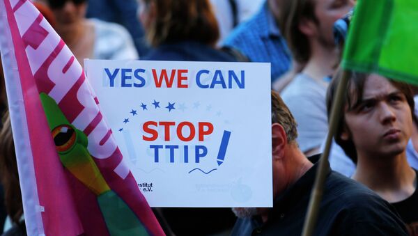 Demonstrators hold a sign against the TTIP contract during a protest against the upcoming G-7 in Munich, southern Germany, Thursday, June 4, 2015. - Sputnik Afrique