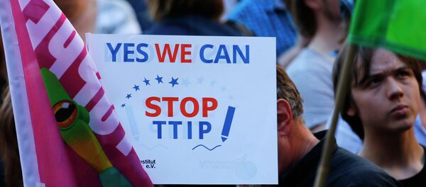 Demonstrators hold a sign against the TTIP contract during a protest against the upcoming G-7 in Munich, southern Germany, Thursday, June 4, 2015. - Sputnik Afrique