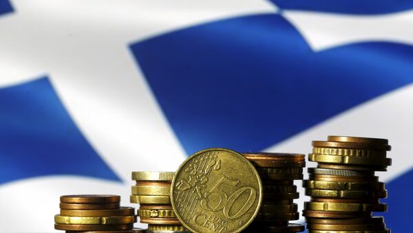 Euro coins are seen in front of a displayed Greece flag - Sputnik Afrique