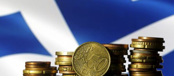 Euro coins are seen in front of a displayed Greece flag - Sputnik Afrique