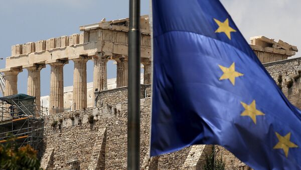 A European Union flag flutters before the temple of Parthenon at the Acropolis hill in Athens, Greece - Sputnik Afrique