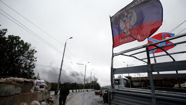 Donetsk People's Republic self-defense forces guards checkpoint in the town of Donetsk, eastern Ukraine, Wednesday, Sept. 24, 2014 - Sputnik Afrique