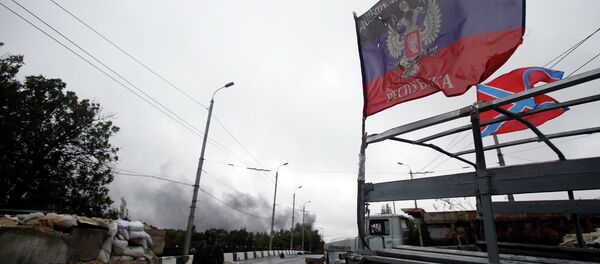 Donetsk People's Republic self-defense forces guards checkpoint in the town of Donetsk, eastern Ukraine, Wednesday, Sept. 24, 2014 - Sputnik Afrique