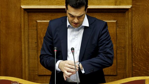 Greek Prime Minister Alexis Tsipras looks at his watch as he delivers a speech during a parliamentary session in Athens, Greece in this June 28, 2015 - Sputnik Afrique