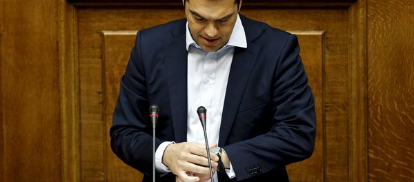 Greek Prime Minister Alexis Tsipras looks at his watch as he delivers a speech during a parliamentary session in Athens, Greece in this June 28, 2015 - Sputnik Afrique