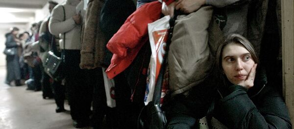 In this image dated Jan.28, 2004, showing a Romanian woman as she leans against the door at the International Office for Migration in Bucharest, Romania, Jan. 28, 2004, waiting in a line to apply for a job in Spain - Sputnik Afrique