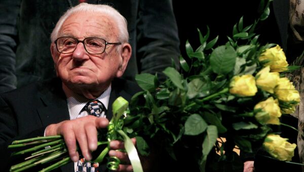 Nicholas Winton, aged 101, holds flowers while sitting on a stage after the premiere of the movie Nicky's family which is based on his life story in Prague, in this file photograph dated January 20, 2011. - Sputnik Afrique
