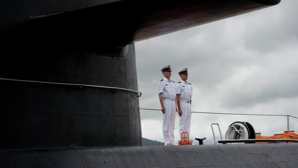 Chinese People's Liberation Army-Navy sailors stand watch on the submarine Yuan at the Zhoushan Naval Base in China - Sputnik Afrique