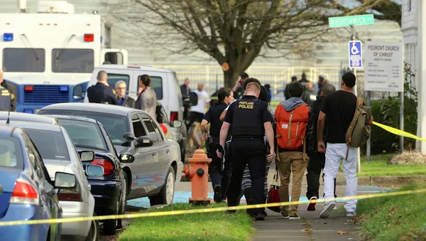 Police guide students from Rosemary Anderson High School following a shooting at the school, in Portland - Sputnik Afrique