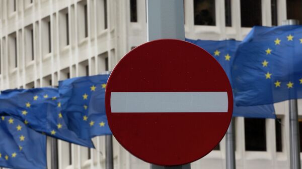 Drapeaux d'UE. Sanctions (image d'illustration) - Sputnik Afrique