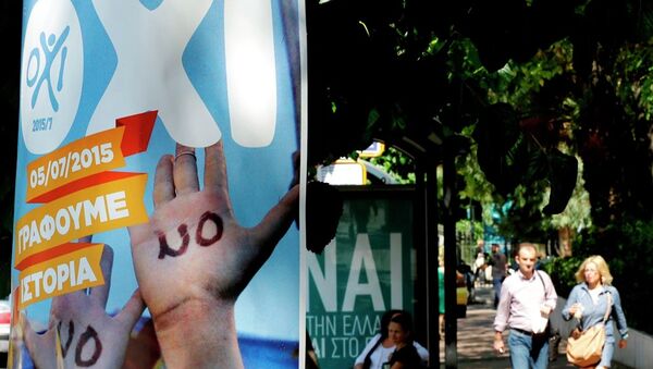 Commuters wait at a bus stop as the banner, left, reading ''NO, we are writing history'' and poster behind reading YES to Greece'' referring to the upcoming referendum in Athens, Thursday, July 2, 2015. - Sputnik Afrique