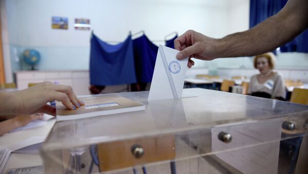 A man casts his vote at a polling station in the northern Greek port city of Thessaloniki, Sunday, July 5, 2015 - Sputnik Afrique