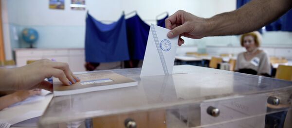 A man casts his vote at a polling station in the northern Greek port city of Thessaloniki, Sunday, July 5, 2015 - Sputnik Afrique