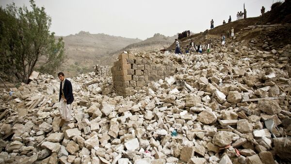 Yemenis search for survivors in the rubble of houses destroyed by Saudi-led airstrikes in a village near Sanaa, Yemen - Sputnik Afrique