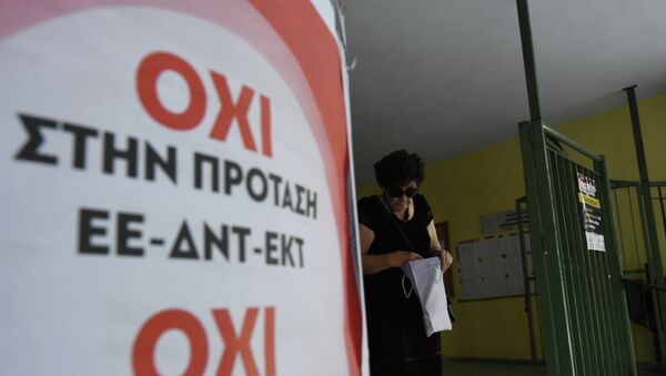 An elderly woman leaves from a polling station as the poster reading ''No to the proposal of EU-IMF-ECB'' in the northern Greek port city of Thessaloniki, Sunday, July 5, 2015 - Sputnik Afrique