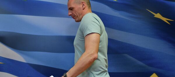 Greek Finance Minister Yanis Varoufakis arrives for his press conference in Athens on July 5, 2015, after early results showed those who rejected further austerity measures in a Greek crucial bailout referendum were poised to win - Sputnik Afrique