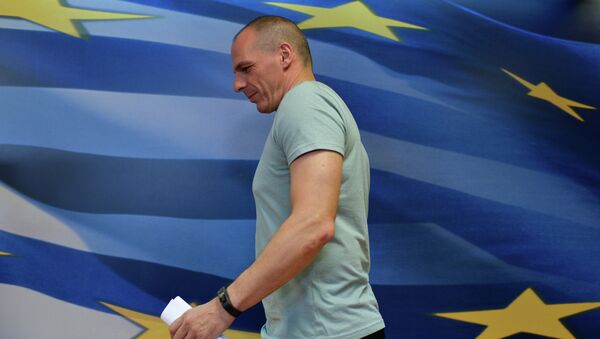 Greek Finance Minister Yanis Varoufakis arrives for his press conference in Athens on July 5, 2015, after early results showed those who rejected further austerity measures in a Greek crucial bailout referendum were poised to win - Sputnik Afrique