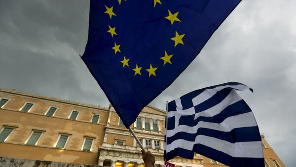 Protesters wave Greek and EU flags during a pro-Euro rally in front of the parliament building, in Athens, Greece, June 30, 2015 - Sputnik Afrique