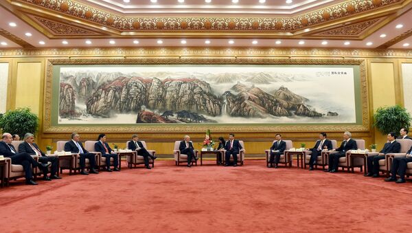 Chinese President Xi Jinping, center right, speaks to Swiss Economy Minister Johann Schneider-Ammann as he meets with delegates attending the signing ceremony for the Articles of Agreement of the Asian Infrastructure Investment Bank (AIIB) at the Great Hall of the People in Beijing - Sputnik Afrique