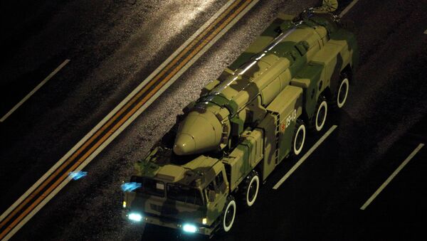 A Chinese military vehicle carries a DF21 medium range ballistic missile. - Sputnik Afrique