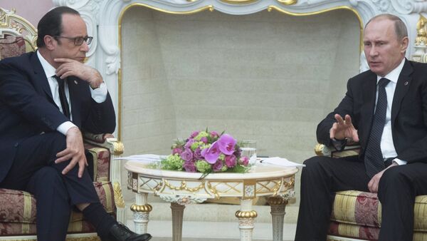 Russian President Vladimir Putin (right) and French president Francois Hollande - Sputnik Afrique