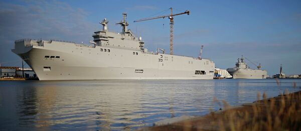 Two Mistral-class helicopter carriers Sevastopol (L) and Vladivostok are seen at the STX Les Chantiers de l'Atlantique shipyard site in Saint-Nazaire, western France, May 21, 2015. - Sputnik Afrique