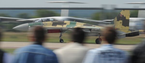 Российский истребитель Су-35 во время показательных полетов на Международном авиационно-космическом салоне МАКС-2011 - Sputnik Afrique
