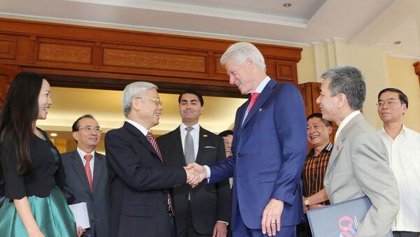 Vietnam's Communist Party General Secretary Nguyen Phu Trong (3rd L) shakes hands with former U.S. President Bill Clinton at the Party headquarters in Hanoi July 2, 2015. Picture taken July 2, 2015. Mandatory Credit. REUTERS/Tri Dung - Sputnik Afrique