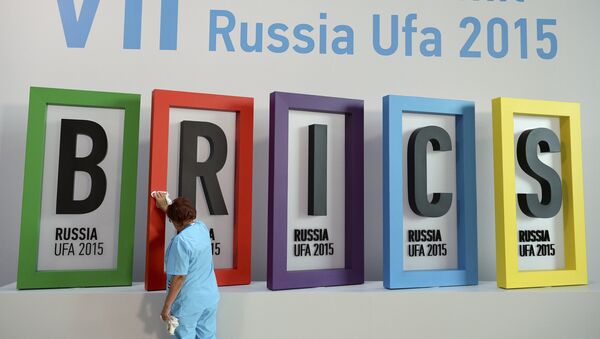 An employee cleans a board during the preparations for the BRICS summit in Ufa, Russia, July 7, 2015. - Sputnik Afrique